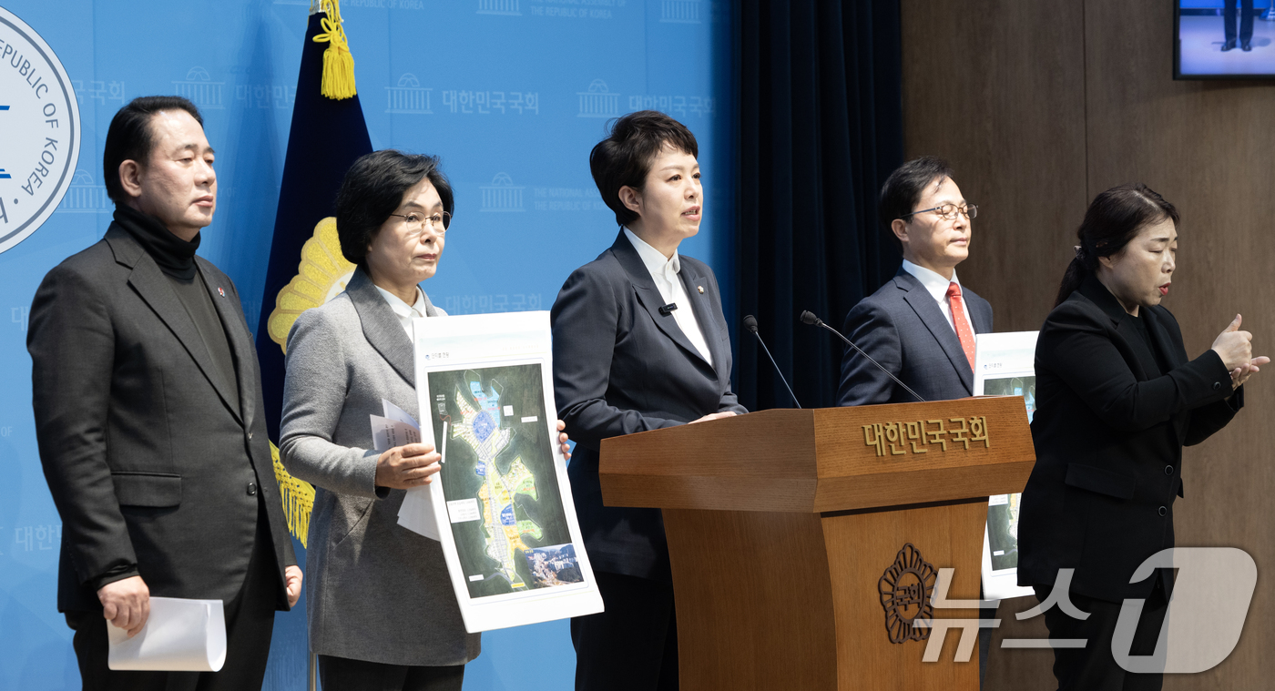 (서울=뉴스1) 이승배 기자 = 김은혜 국민의힘 의원이 5일 서울 여의도 국회 소통관에서 대장동 사건 관련 기자회견을 하고 있다. 2025.12.5/뉴스1