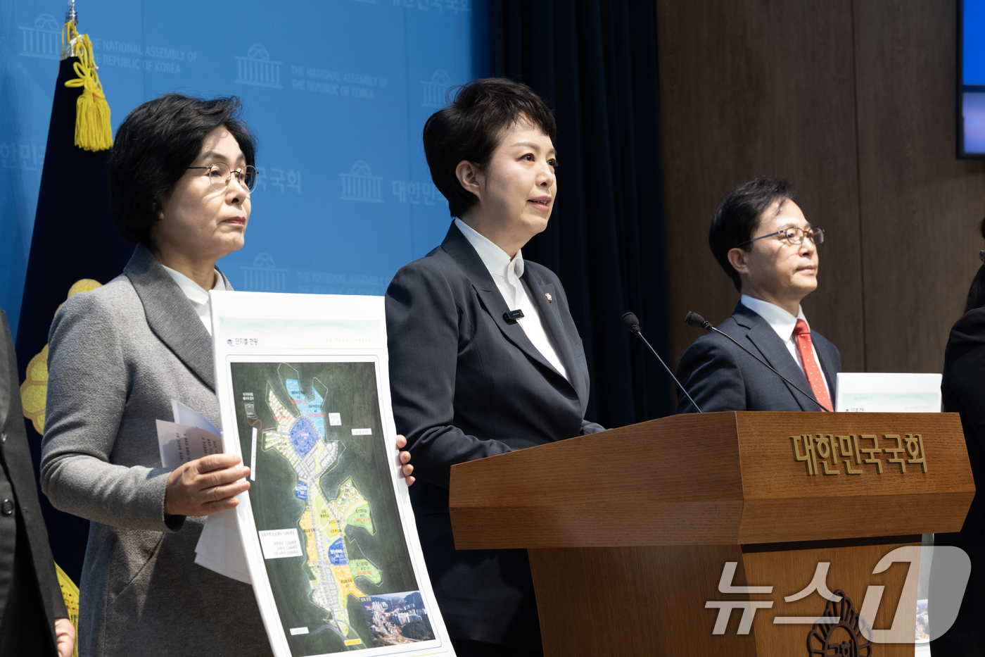 (서울=뉴스1) 이승배 기자 = 김은혜 국민의힘 의원이 5일 서울 여의도 국회 소통관에서 대장동 사건 관련 기자회견을 하고 있다. 2025.12.5/뉴스1