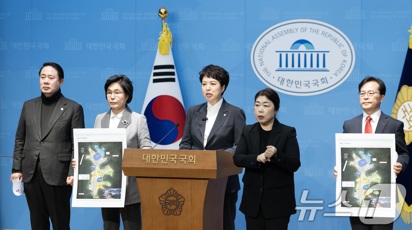 (서울=뉴스1) 이승배 기자 = 김은혜 국민의힘 의원이 5일 서울 여의도 국회 소통관에서 대장동 사건 관련 기자회견을 하고 있다. 2025.12.5/뉴스1