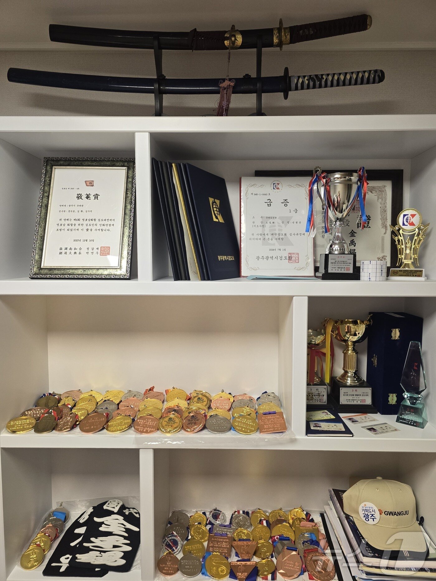 본문 이미지 - 지난 10월 일본 도쿄에서 열린 NPO 국제친선검도교류회 단체전에서 우승을 거머쥔 김우석 광주 광산구청 공무원이 그동안 딴 메달의 모습. &#40;본인제공. 재판매 및 DB 금지&#41; 2025.12.5/뉴스1 