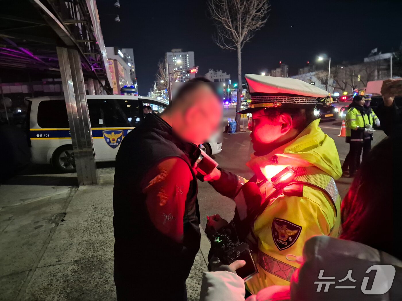 본문 이미지 - 울산남부경찰서가 4일 남구 삼산로에서 음주 감지기에 걸린 사람의 혈중알코올농도를 측정하고 있다.2025.12.5/뉴스1ⓒ 뉴스1 박정현 기자