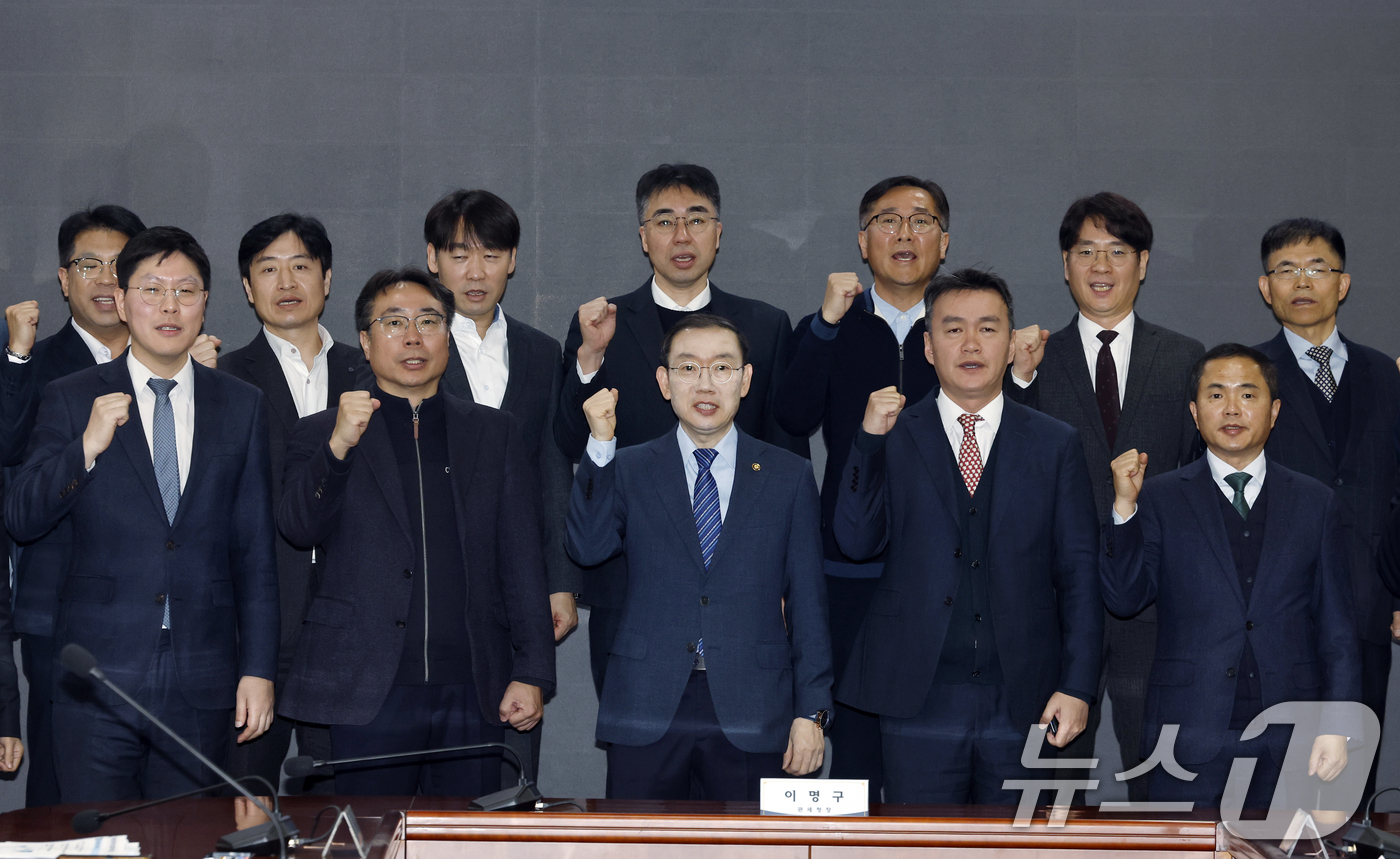 (서울=뉴스1) 박정호 기자 = 이명구 관세청장(앞줄 가운데)이 5일 오전 서울 강남구 논현동 서울세관에서 열린 마약밀수 특별대책 추진단 회의에서 참석자들과 기념 촬영을 하고 있다 …