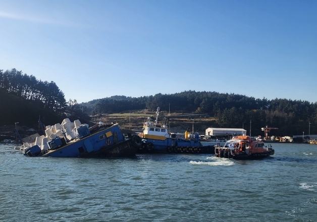 완도 청산도 항내서 414톤급 바지선 암초 충돌 침수