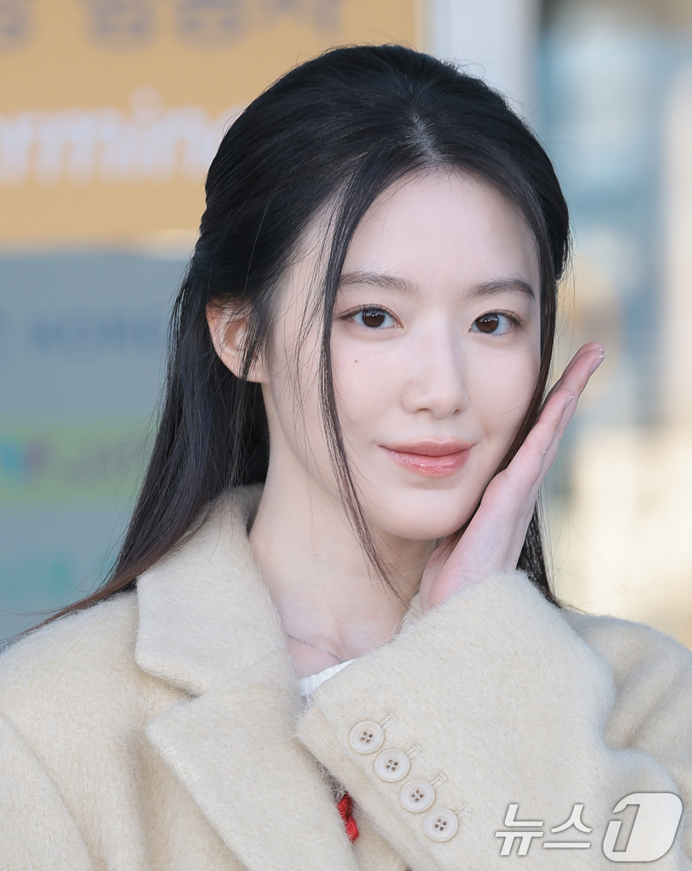 (인천공항=뉴스1) 권현진 기자 = 아이들 슈화가 해외 일정을 위해 5일 인천국제공항을 통해 대만으로 출국하고 있다. 2025.12.5/뉴스1