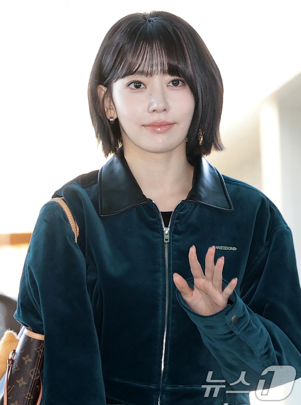 (인천공항=뉴스1) 권현진 기자 = 르세라핌 사쿠라가 해외 일정을 위해 5일 인천국제공항을 통해 대만으로 출국하고 있다. 2025.12.5/뉴스1