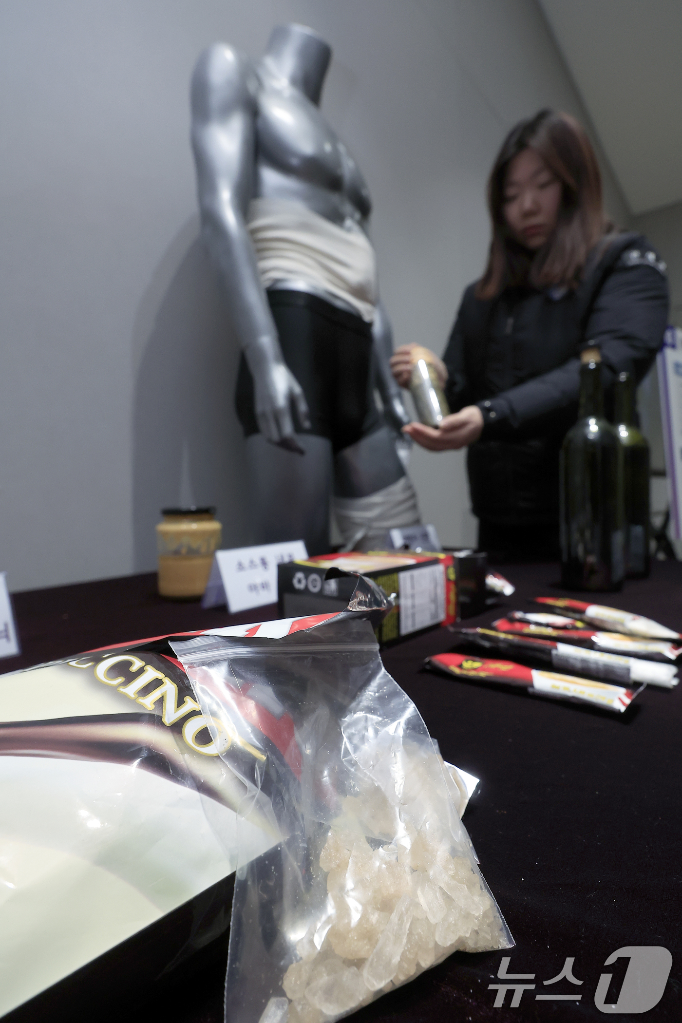 (서울=뉴스1) 박정호 기자 = 5일 오전 서울 강남구 논현동 서울세관에서 관세청 관계자가 과자, 스틱커피, 아보카도유 등에 은닉해 국경 단계에서 적발된 마약 은닉도구 샘플을 공개 …