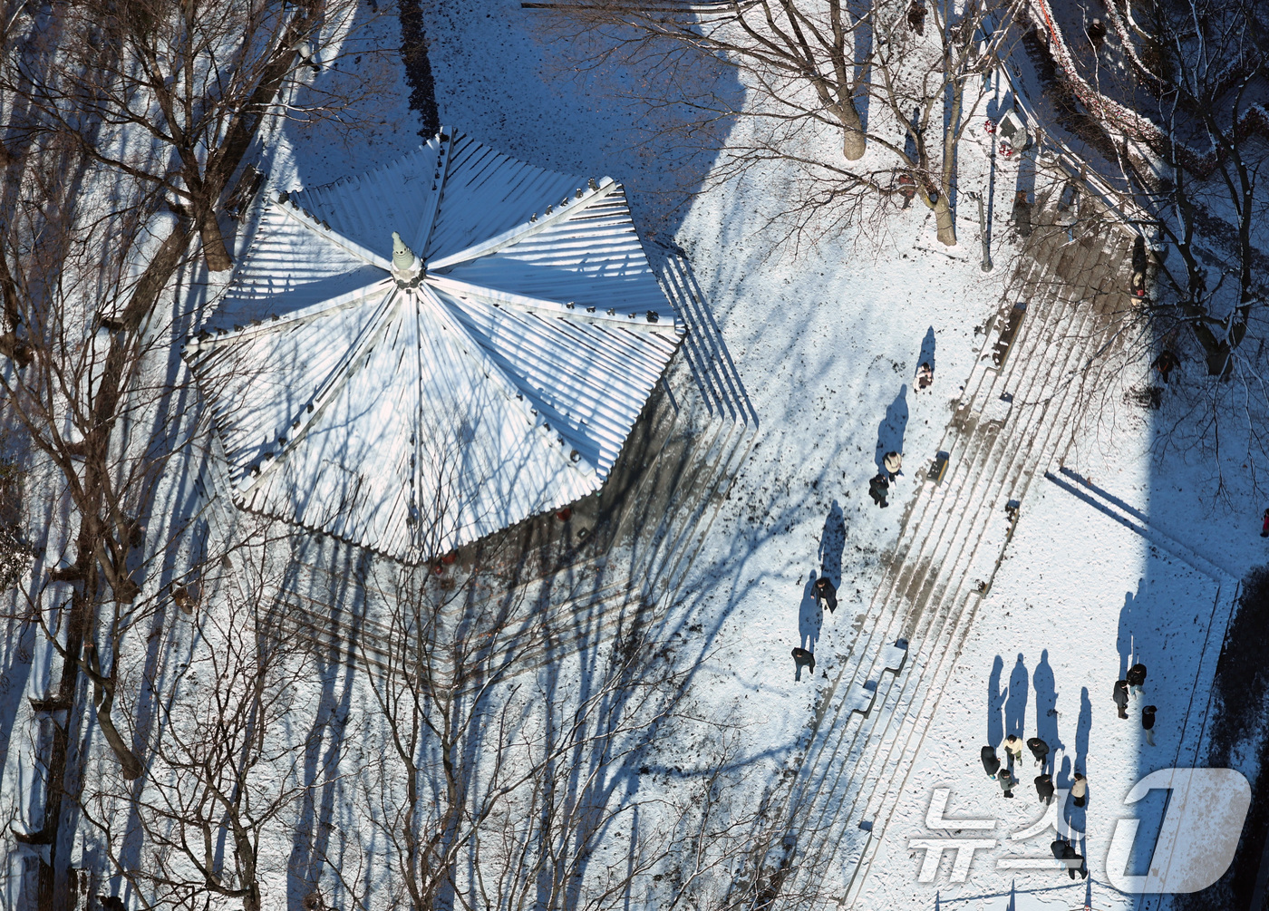 (서울=뉴스1) 구윤성 기자 = 5일 오전 서울 남산 팔각정 일대에 눈이 쌓여 있다. 2025.12.5/뉴스1