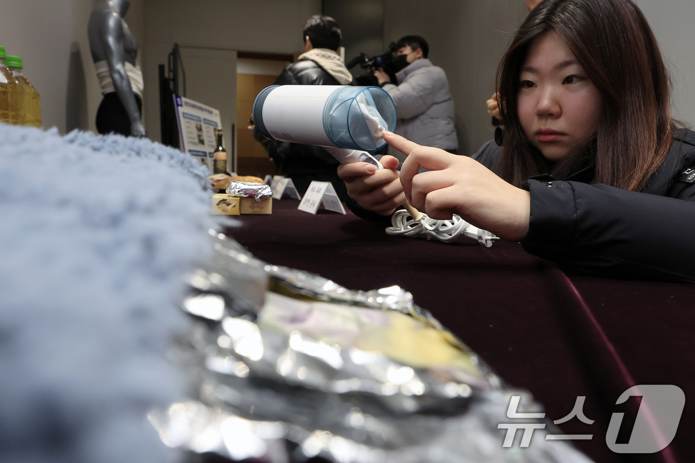 (서울=뉴스1) 박정호 기자 = 5일 오전 서울 강남구 논현동 서울세관에서 관세청 관계자가 과자, 스틱커피, 아보카도유 등에 은닉해 국경 단계에서 적발된 마약 은닉도구 샘플을 공개 …
