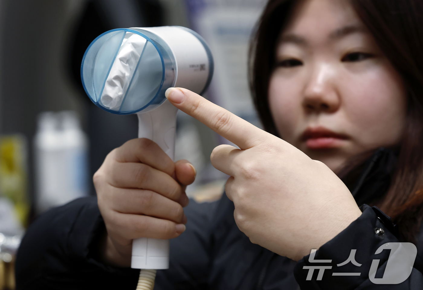 (서울=뉴스1) 박정호 기자 = 5일 오전 서울 강남구 논현동 서울세관에서 관세청 관계자가 과자, 스틱커피, 아보카도유 등에 은닉해 국경 단계에서 적발된 마약 은닉도구 샘플을 공개 …