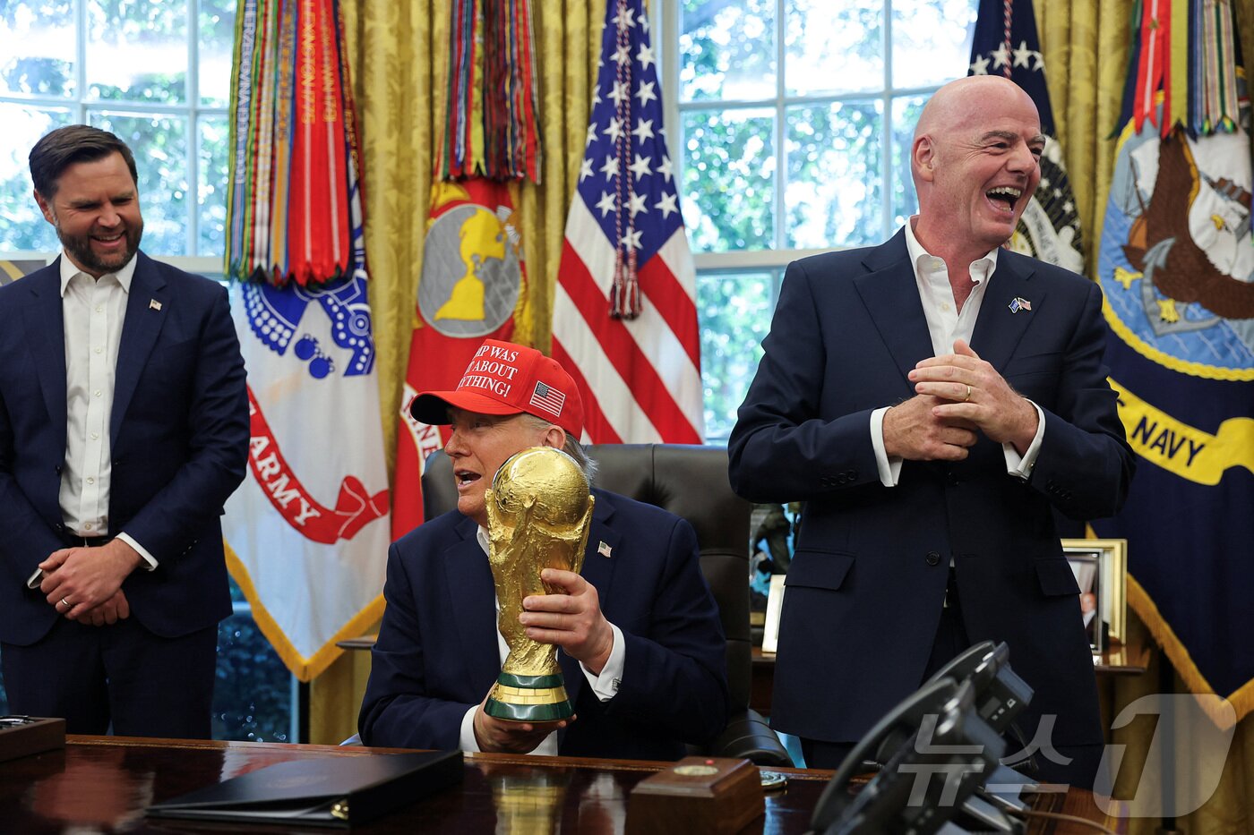 본문 이미지 - 도널드 트럼프 미국 대통령이 8월 22일(현지시간) 워싱턴DC 백악관 집무실에서 '트럼프가 전부 옳았다!'(Trump Was Right About Everything!)라고 적힌 모자를 쓴 채 FIFA 월드컵 트로피를 들고 2026년 FIFA 월드컵 관련 발표를 하고 있다. 2025.08.22. ⓒ 로이터=뉴스1 ⓒ News1 윤다정 기자