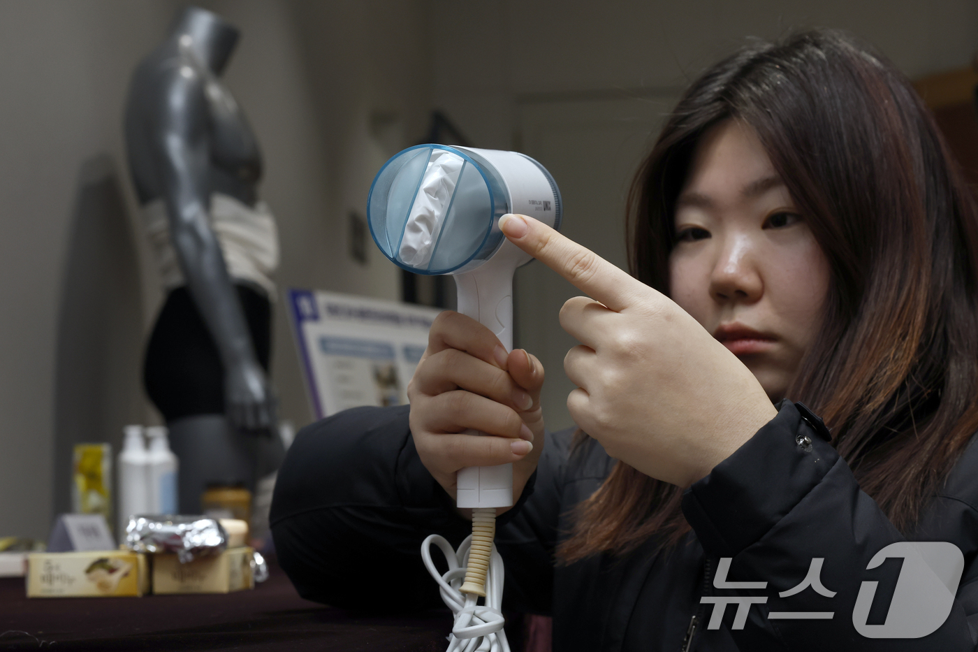 (서울=뉴스1) 박정호 기자 = 5일 오전 서울 강남구 논현동 서울세관에서 관세청 관계자가 과자, 스틱커피, 아보카도유 등에 은닉해 국경 단계에서 적발된 마약 은닉도구 샘플을 공개 …