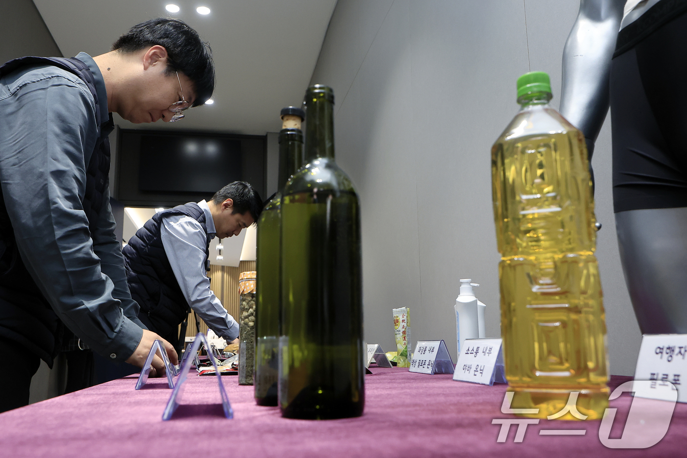 (서울=뉴스1) 박정호 기자 = 5일 오전 서울 강남구 논현동 서울세관에서 관세청 관계자가 과자, 스틱커피, 아보카도유 등에 은닉해 국경 단계에서 적발된 마약 은닉도구 샘플을 공개 …