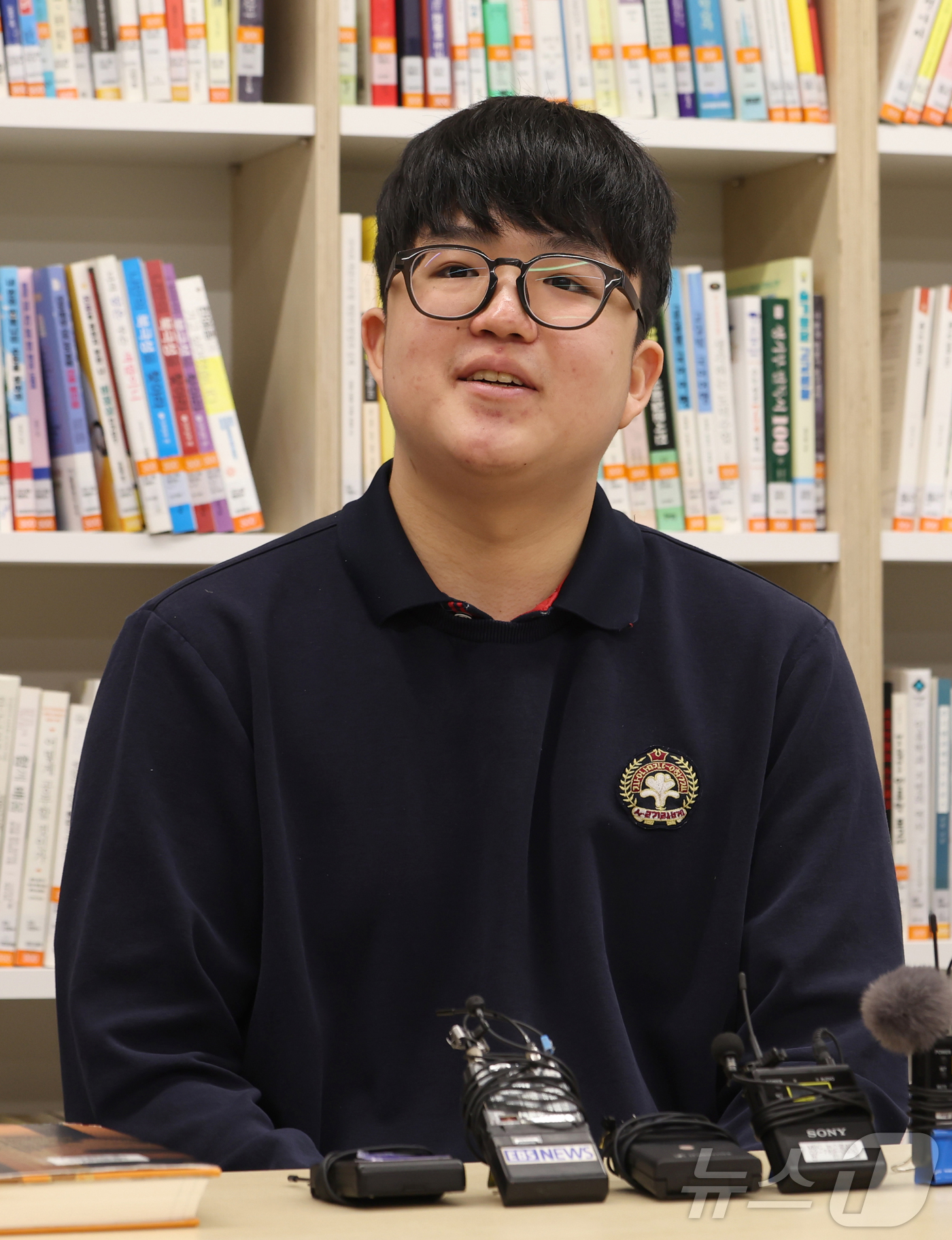 (서울=뉴스1) 오대일 기자 = 2026학년도 대학수학능력시험 만점을 받은 왕정건(18)군이 5일 오전 서울 광진구 광남고등학교에서 언론과 인터뷰하고 있다. (공동취재) 2025. …