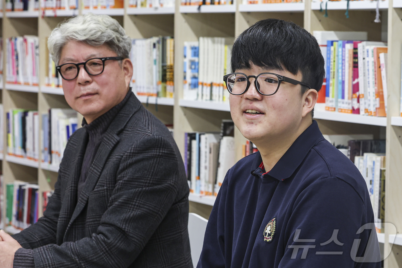 (서울=뉴스1) 오대일 기자 = 2026학년도 대학수학능력시험 수능 만점자 왕정건 학생(오른쪽)이 5일 오전 서울 광진구 광남고등학교에서 언론 인터뷰를 하고 있다. (공동취재) 2 …