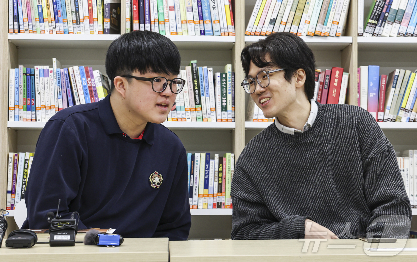 (서울=뉴스1) 오대일 기자 = 2026학년도 대학수학능력시험 수능 만점자 왕정건 학생이 5일 오전 서울 광진구 광남고등학교에서 열린 언론 인터뷰 중 담임교사와 대화를 나누고 있다 …