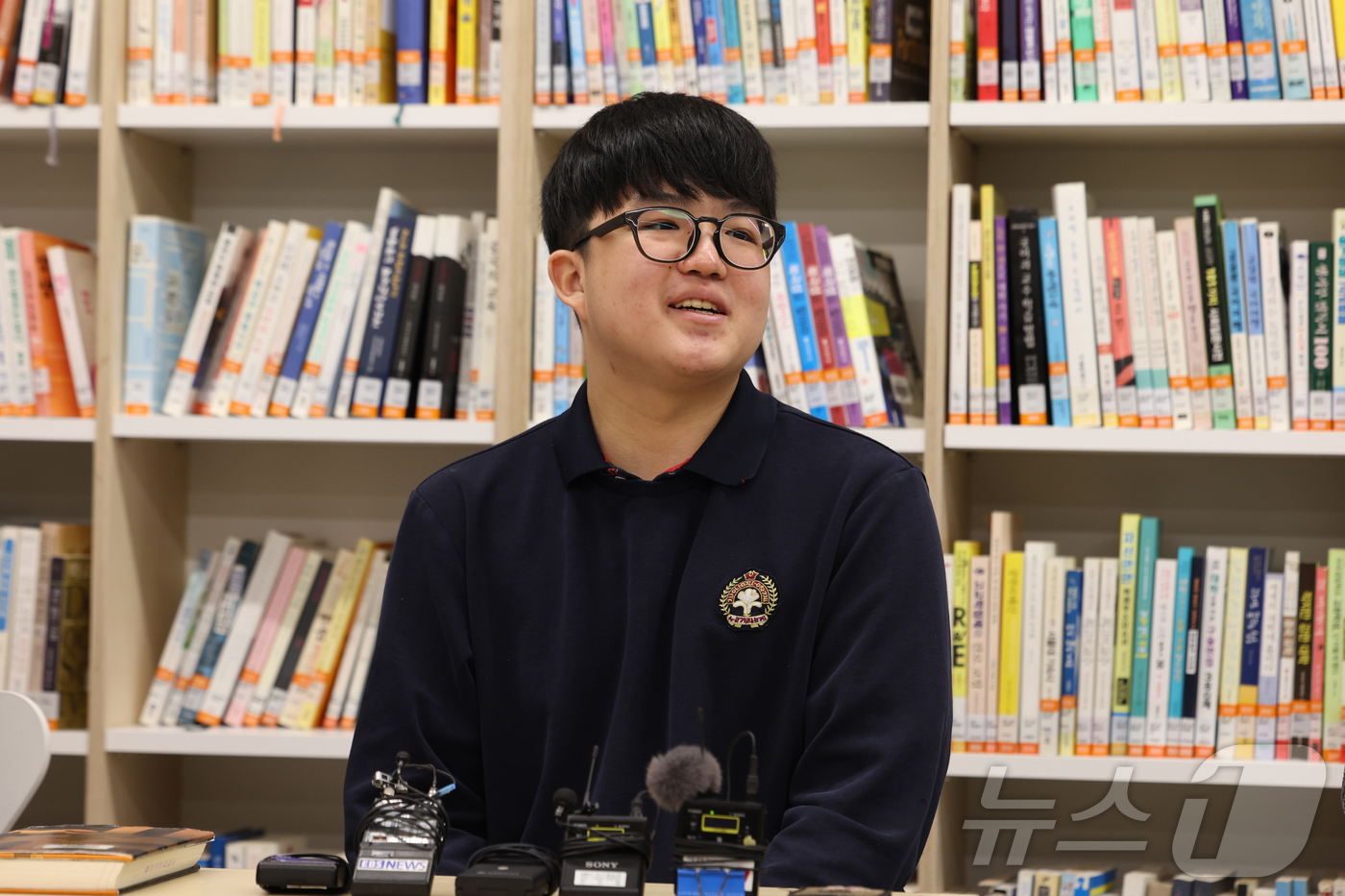 (서울=뉴스1) 오대일 기자 = 2026학년도 대학수학능력시험 만점을 받은 왕정건(18)군이 5일 오전 서울 광진구 광남고등학교에서 언론과 인터뷰하고 있다. 2025.12.05