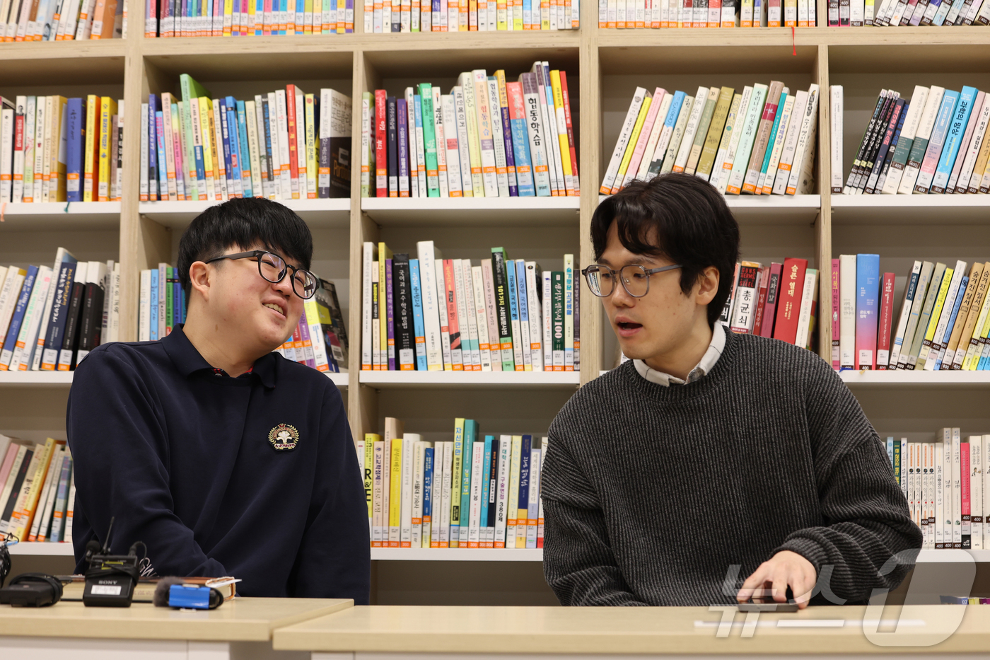 (서울=뉴스1) 오대일 기자 = 2026학년도 대학수학능력시험 만점을 받은 왕정건(18)군이 5일 오전 서울 광진구 광남고등학교에서 언론과 인터뷰하기 전 담임 선생님과 얘기하며 웃 …