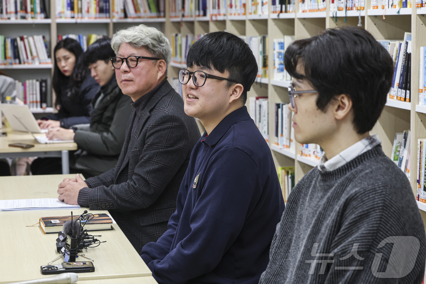 (서울=뉴스1) 오대일 기자 = 2026학년도 대학수학능력시험 수능 만점자 왕정건 학생(오른쪽 두 번째)이 5일 오전 서울 광진구 광남고등학교에서 언론 인터뷰를 하고 있다. (공동 …