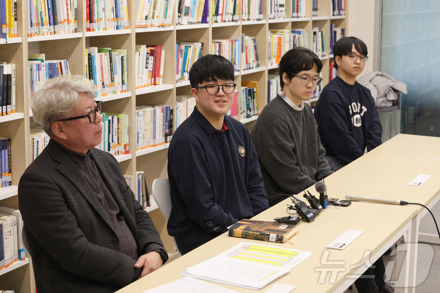 (서울=뉴스1) 오대일 기자 = 2026학년도 대학수학능력시험 만점을 받은 왕정건(18·왼쪽 두 번째)군이 5일 오전 서울 광진구 광남고등학교에서 언론과 인터뷰하고 있다. (공동취 …