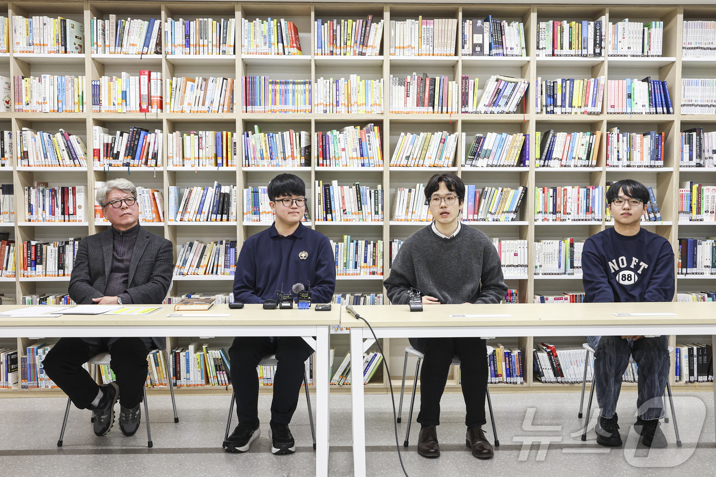 (서울=뉴스1) 오대일 기자 = 5일 오전 서울 광진구 광남고등학교에서 2026학년도 대학수학능력시험 수능 만점자 관련 언론 인터뷰를 진행하고 있다. 왼쪽부터 최재일 광남고 교장, …