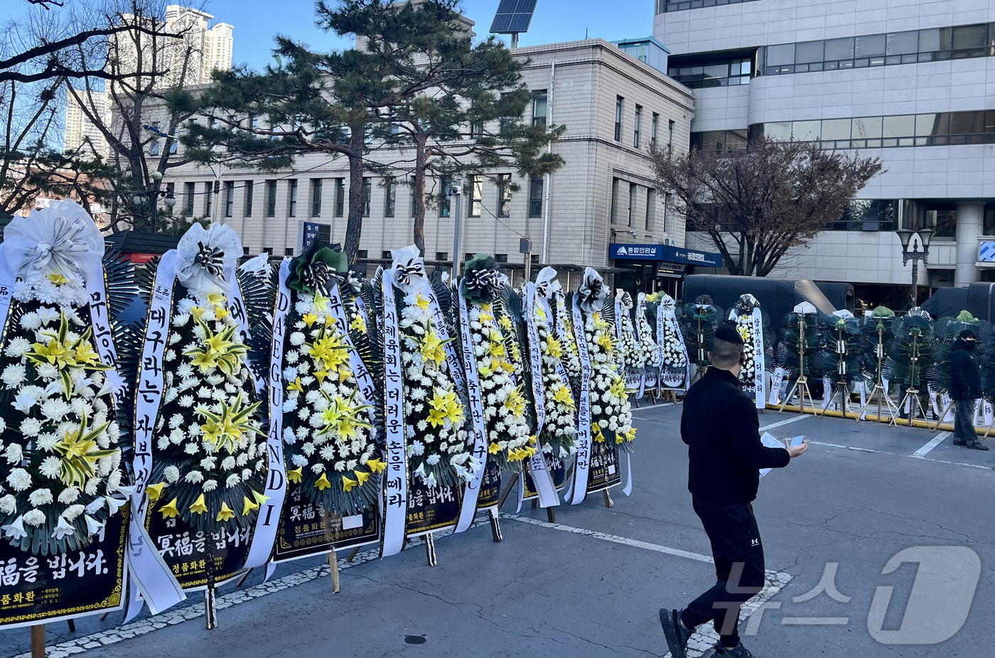 (대구=뉴스1) 공정식 기자 = 5일 오전 대구시청 동인청사 주차장에 대구FC 강등 관련 지역 축구팬들이 구단 프런트와 대구시 등에 책임과 질책의 의미를 담아 보낸 근조화환이 세워 …