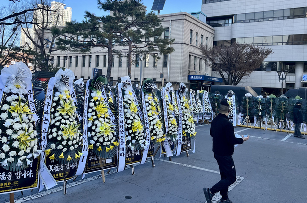 K리그2 강등 대구FC 응원단 근조화환 시위