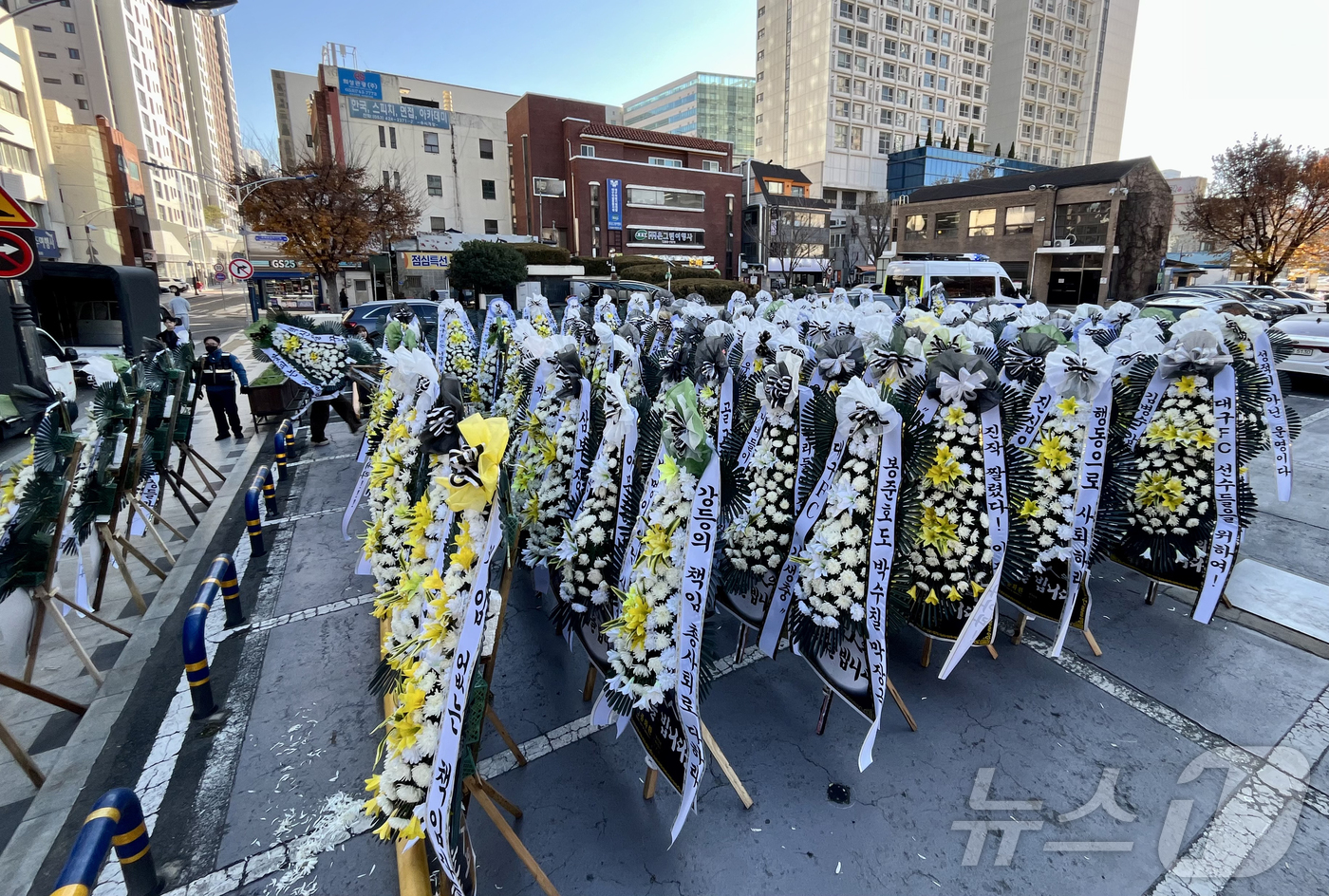 (대구=뉴스1) 공정식 기자 = 5일 오전 대구시청 동인청사 주차장에 대구FC 강등 관련 지역 축구팬들이 구단 프런트와 대구시 등에 책임과 질책의 의미를 담아 보낸 근조화환이 세워 …