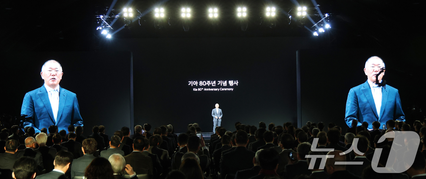 (용인=뉴스1) 김영운 기자 = 정의선 현대자동차그룹 회장이 5일 경기 용인시 처인구 기아 비전스퀘어에서 열린 '기아 80주년 기념식'에서 발언을 하고 있다. 2025.12.5/뉴 …