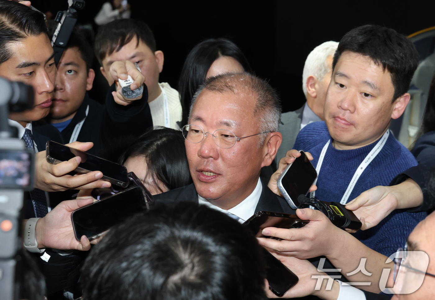(용인=뉴스1) 김영운 기자 = 정의선 현대자동차그룹 회장이 5일 경기 용인시 처인구 기아 비전스퀘어에서 열린 '기아 80주년 기념식'에서 취재진의 질문에 답하고 있다. 2025. …