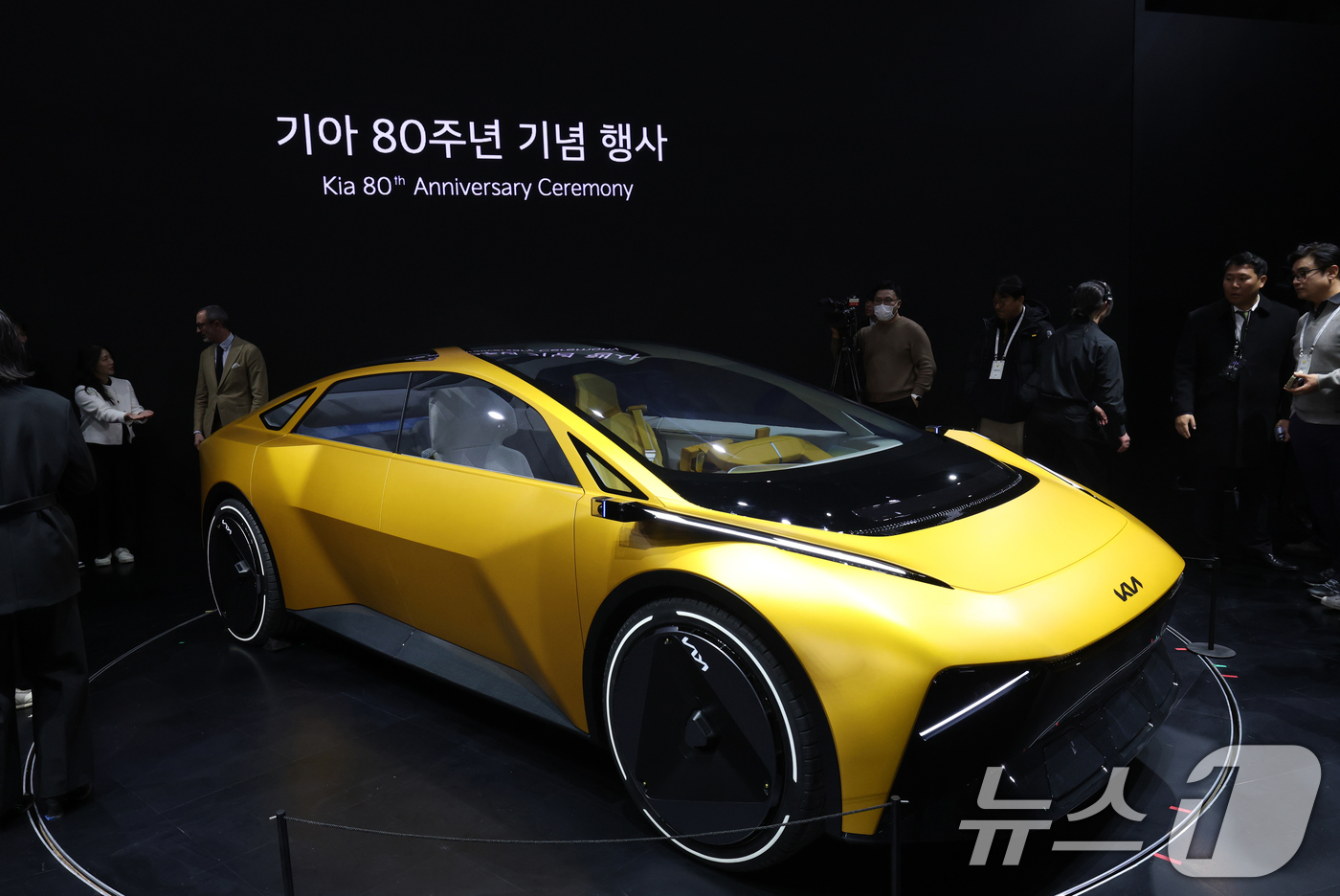 (용인=뉴스1) 김영운 기자 = 5일 경기 용인시 처인구 기아 비전스퀘어에서 열린 '기아 80주년 기념식'에서 다가올 80년 비전을 담은 미래 콘셉트카 ‘비전 메타투리스모’를 공개 …