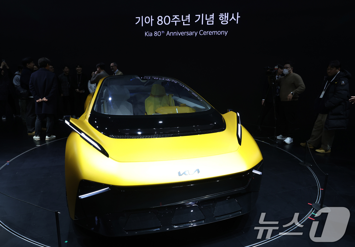 (용인=뉴스1) 김영운 기자 = 5일 경기 용인시 처인구 기아 비전스퀘어에서 열린 '기아 80주년 기념식'에서 다가올 80년 비전을 담은 미래 콘셉트카 ‘비전 메타투리스모’를 공개 …