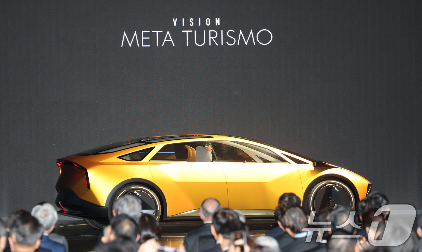 (용인=뉴스1) 김영운 기자 = 5일 경기 용인시 처인구 기아 비전스퀘어에서 열린 '기아 80주년 기념식'에서 다가올 80년 비전을 담은 미래 콘셉트카 ‘비전 메타투리스모’를 공개 …