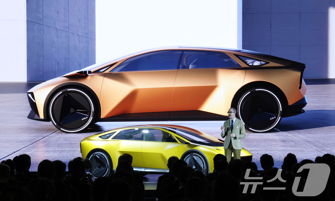 (용인=뉴스1) 김영운 기자 = 카림 하비브 기아 글로벌디자인 담당 부사장이 5일 경기 용인시 처인구 기아 비전스퀘어에서 열린 '기아 80주년 기념식'에서 다가올 80년 비전을 담 …