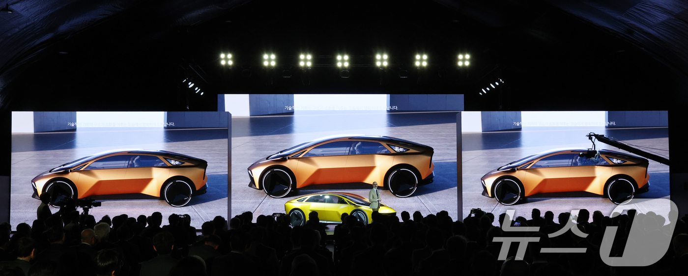 (용인=뉴스1) 김영운 기자 = 카림 하비브 기아 글로벌디자인 담당 부사장이 5일 경기 용인시 처인구 기아 비전스퀘어에서 열린 '기아 80주년 기념식'에서 다가올 80년 비전을 담 …