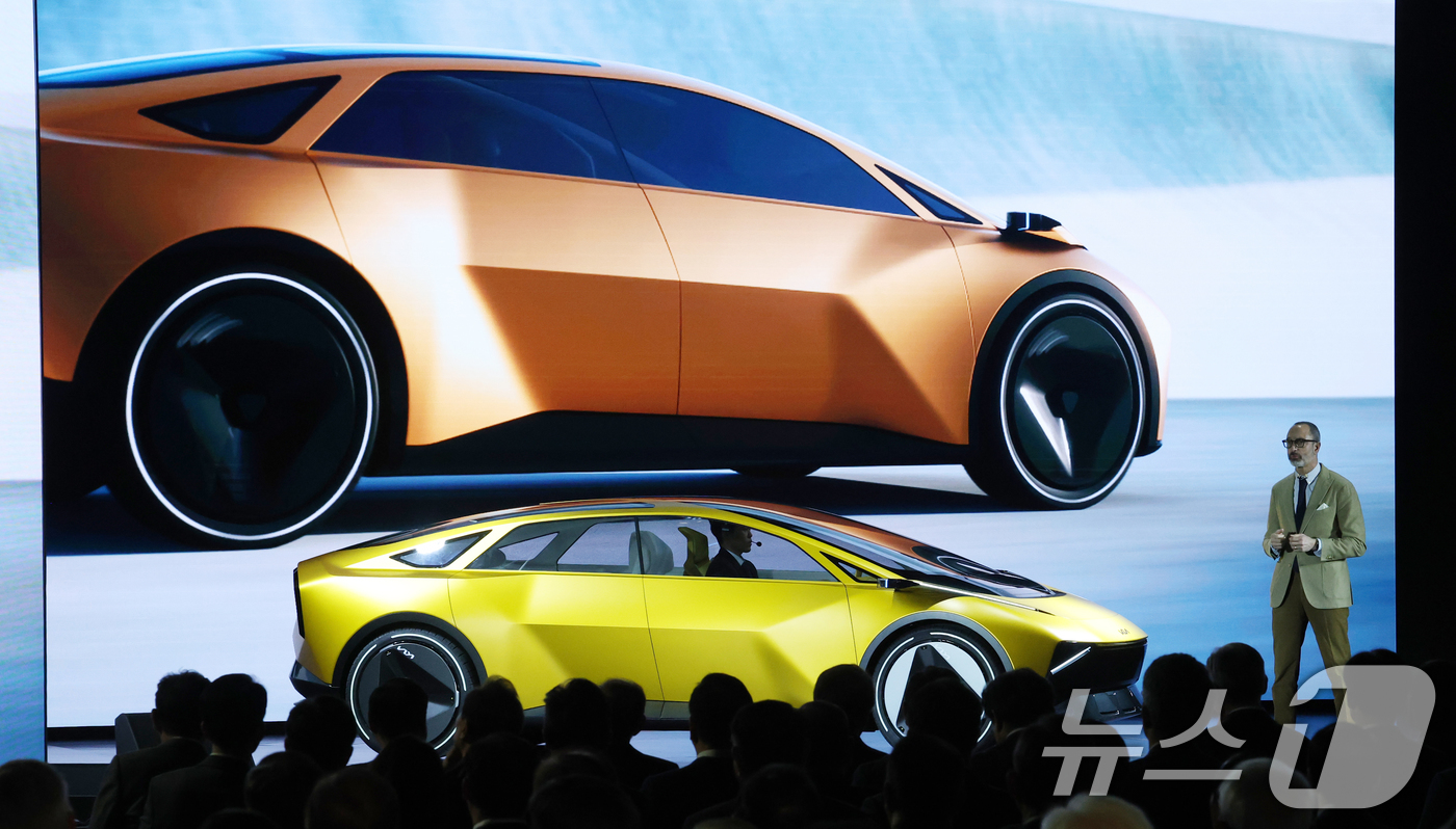 (용인=뉴스1) 김영운 기자 = 카림 하비브 기아 글로벌디자인 담당 부사장이 5일 경기 용인시 처인구 기아 비전스퀘어에서 열린 '기아 80주년 기념식'에서 다가올 80년 비전을 담 …