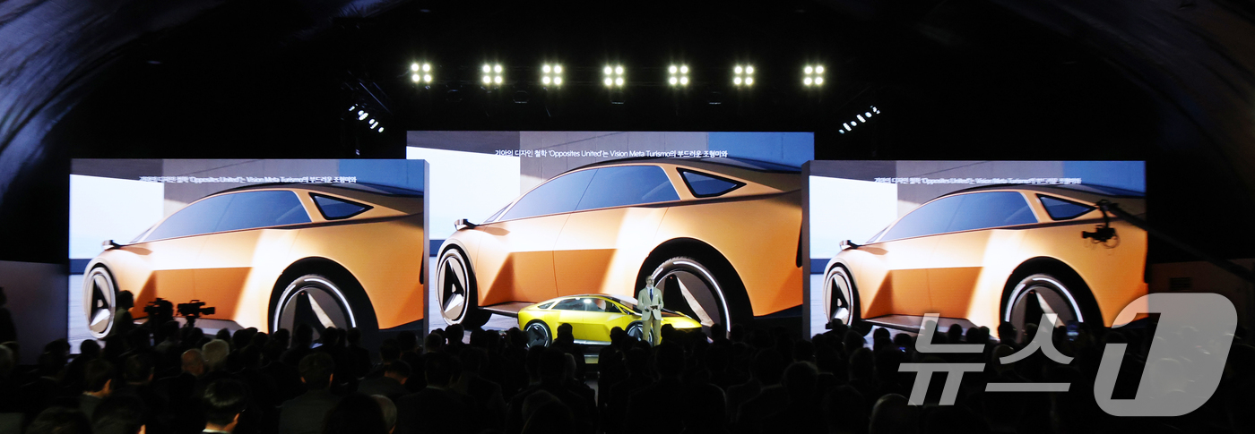 (용인=뉴스1) 김영운 기자 = 카림 하비브 기아 글로벌디자인 담당 부사장이 5일 경기 용인시 처인구 기아 비전스퀘어에서 열린 '기아 80주년 기념식'에서 다가올 80년 비전을 담 …