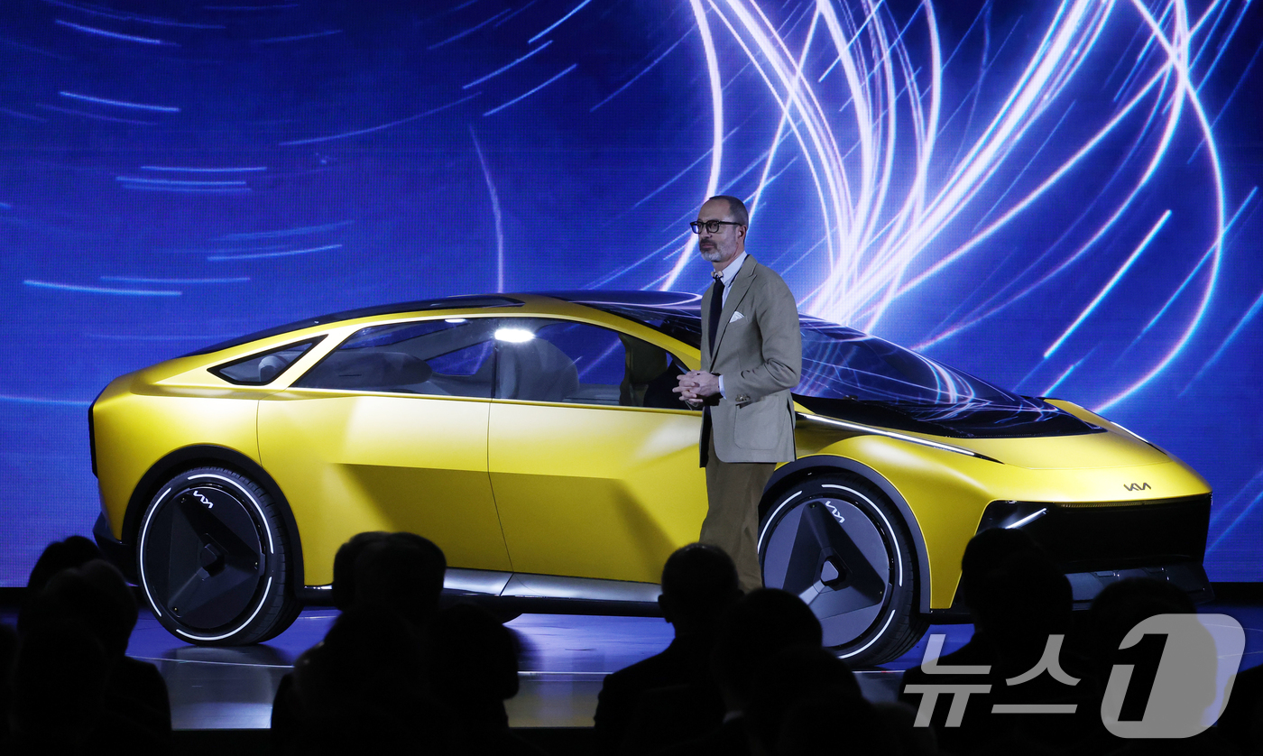 (용인=뉴스1) 김영운 기자 = 카림 하비브 기아 글로벌디자인 담당 부사장이 5일 경기 용인시 처인구 기아 비전스퀘어에서 열린 '기아 80주년 기념식'에서 다가올 80년 비전을 담 …