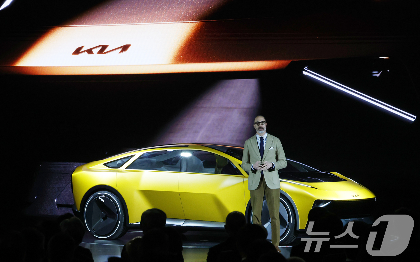 (용인=뉴스1) 김영운 기자 = 카림 하비브 기아 글로벌디자인 담당 부사장이 5일 경기 용인시 처인구 기아 비전스퀘어에서 열린 '기아 80주년 기념식'에서 다가올 80년 비전을 담 …