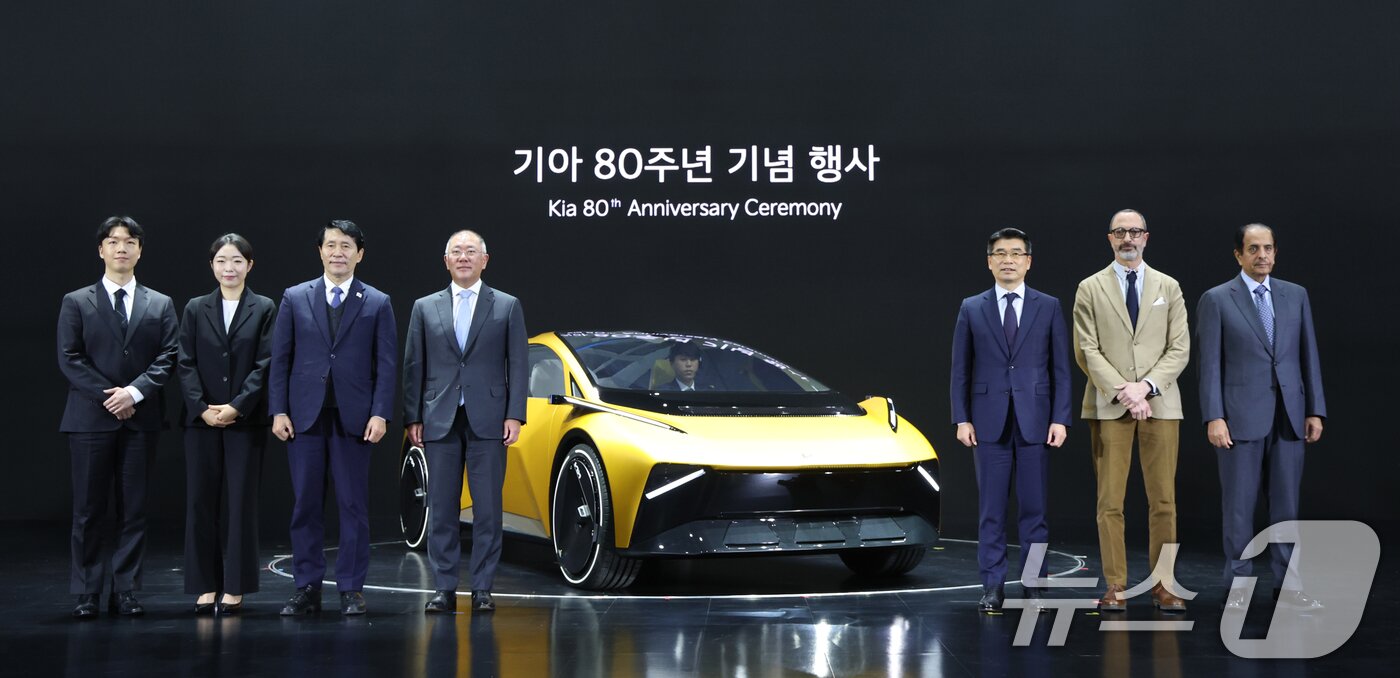 본문 이미지 - 정의선 현대자동차그룹 회장이 5일 경기 용인시 처인구 기아 비전스퀘어에서 열린 &#39;기아 80주년 기념식&#39;에서 내빈들과 함께 콘셉트카 ‘비전 메타투리스모’ 앞에서 기념촬영을 하고 있다. 2025.12.5/뉴스1 ⓒ News1 김영운 기자