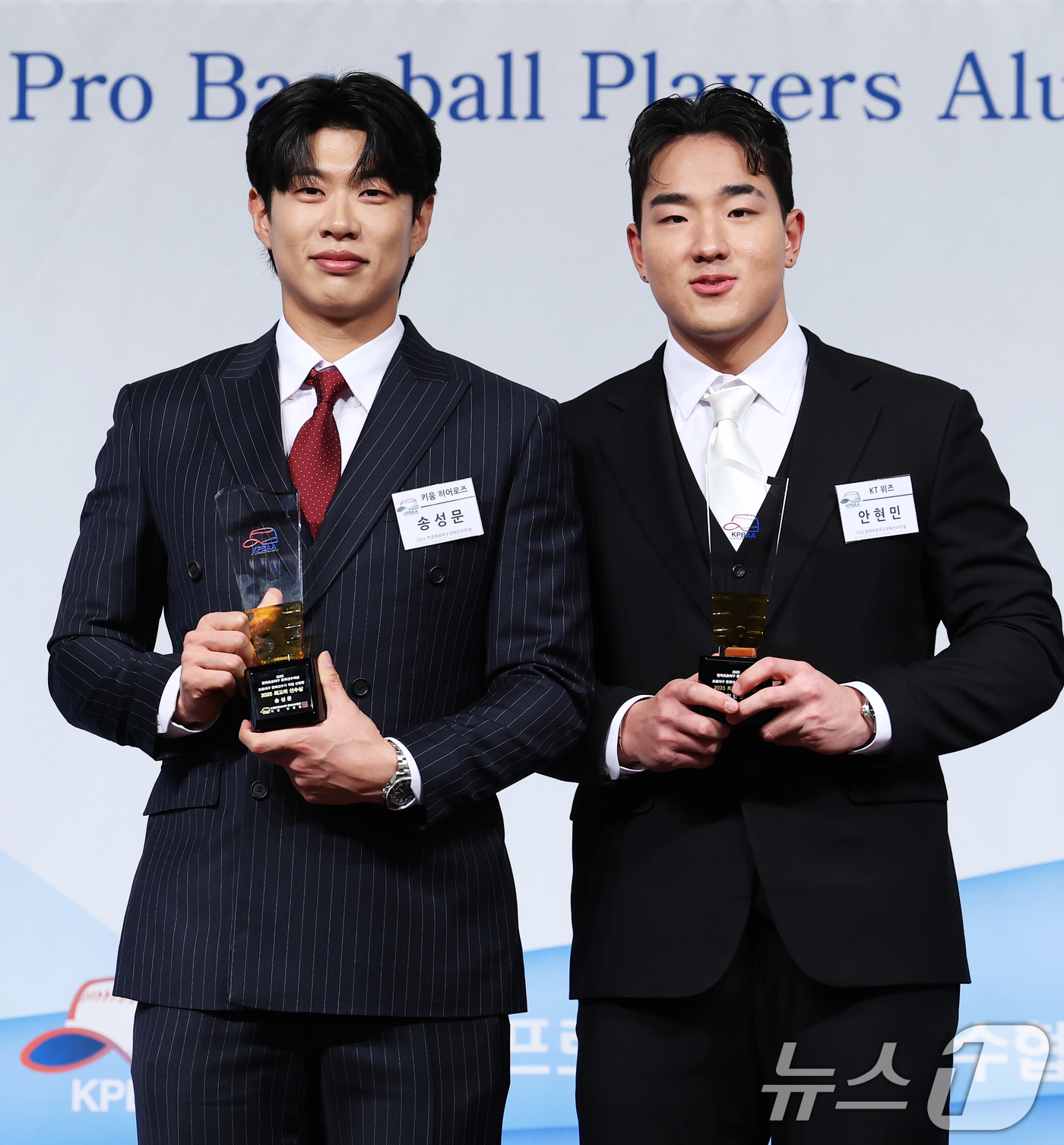 (서울=뉴스1) 오대일 기자 = 5일 서울 강남구 리베라호텔에서 열린 한국프로야구 은퇴선수협회 2025 '최고의 선수상' 시상식에서 '최고의 선수상'을 수상한 송성문(왼쪽, 키움 …