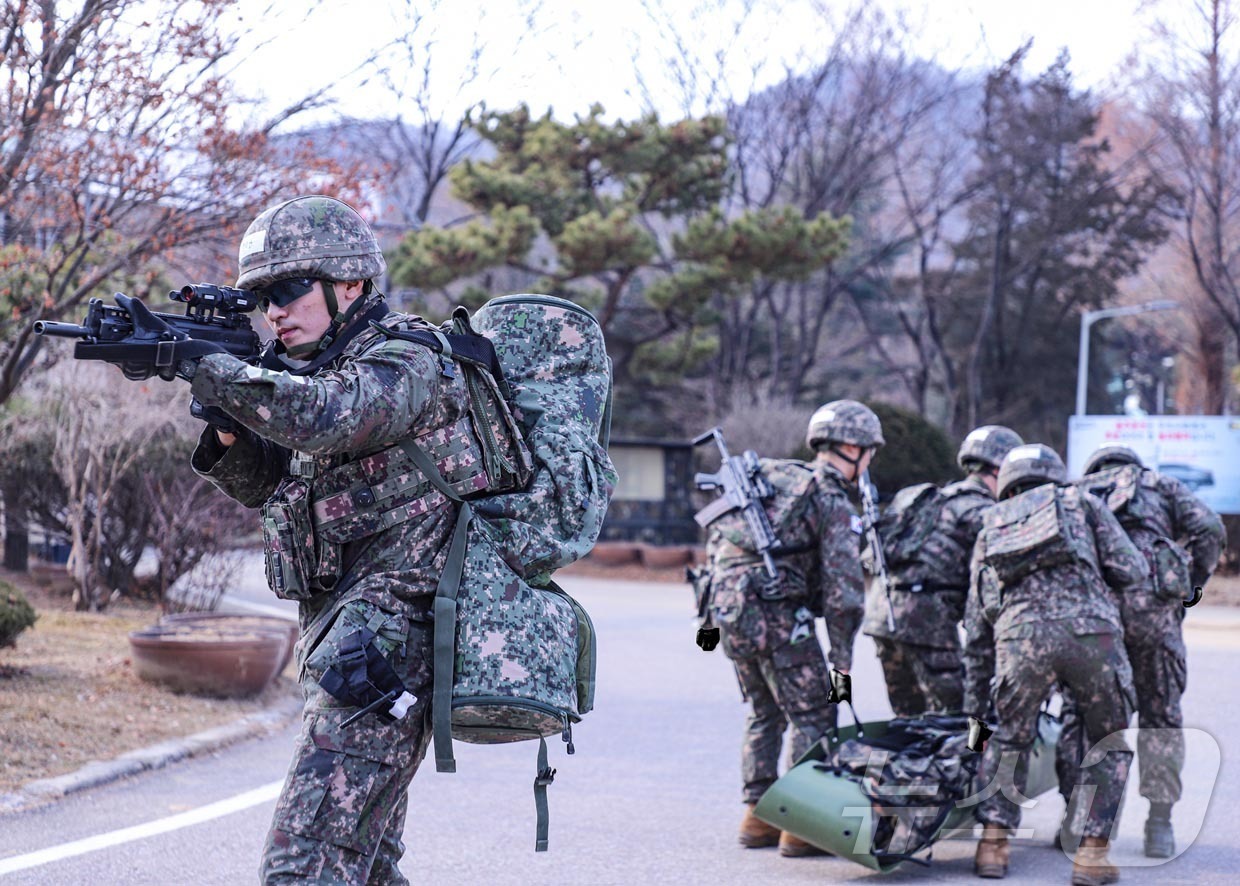(서울=뉴스1) = 육군은 5일 충남 계룡대학교 무궁화회관에서 ‘2025년 최정예 300전투원 시상식’을 개최한다고 밝혔다. 사진은 최정예 300전투원 대표선발을 위한 사단 경연대 …