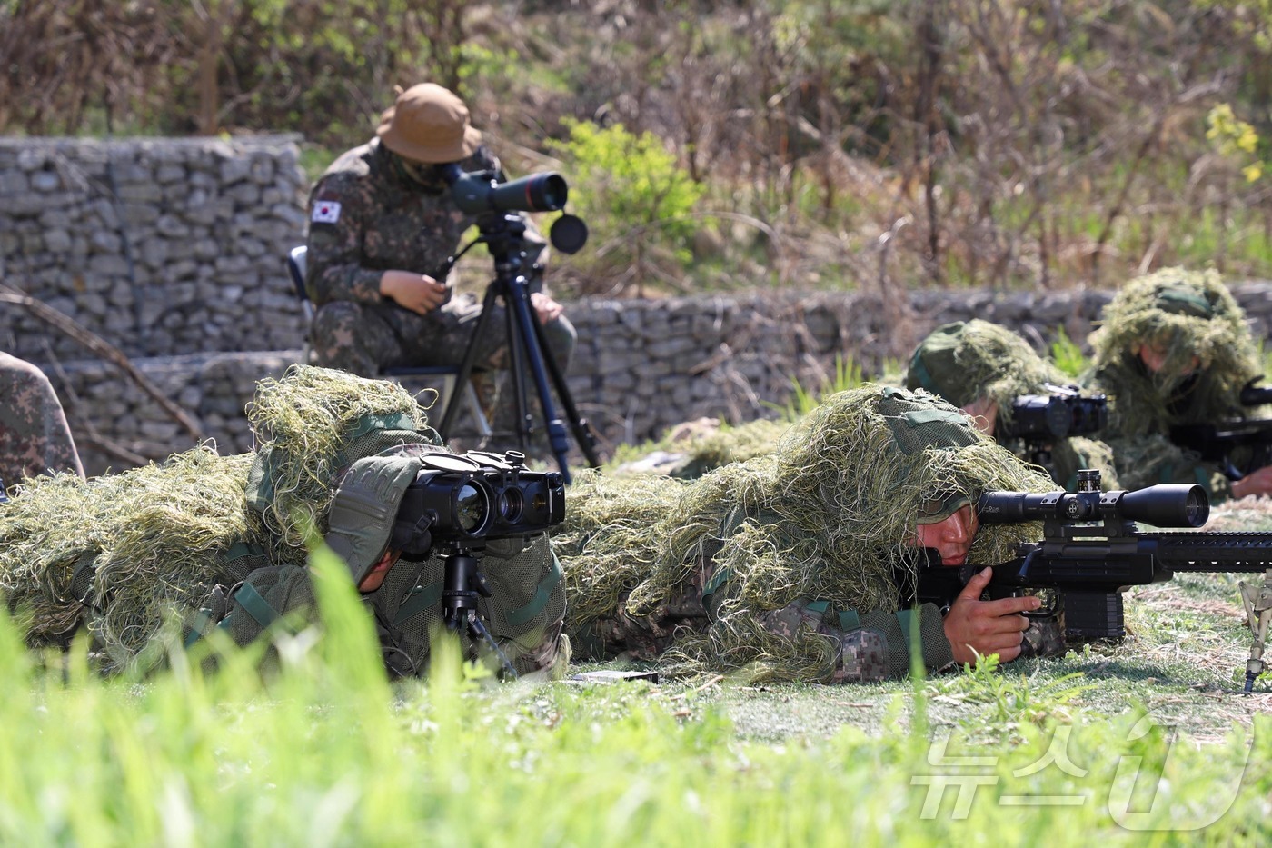 (서울=뉴스1) = 육군은 5일 충남 계룡대학교 무궁화회관에서 ‘2025년 최정예 300전투원 시상식’을 개최한다고 밝혔다. 사진은 최정예 300전투원 대표선발을 위한 사단 저격수 …