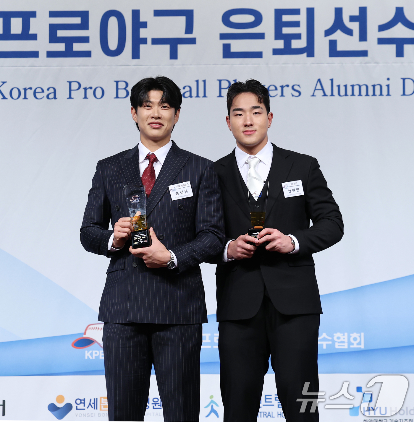 (서울=뉴스1) 오대일 기자 = 5일 서울 강남구 리베라호텔에서 열린 한국프로야구 은퇴선수협회 2025 '최고의 선수상' 시상식에서 '최고의 선수상'을 수상한 송성문(왼쪽, 키움 …