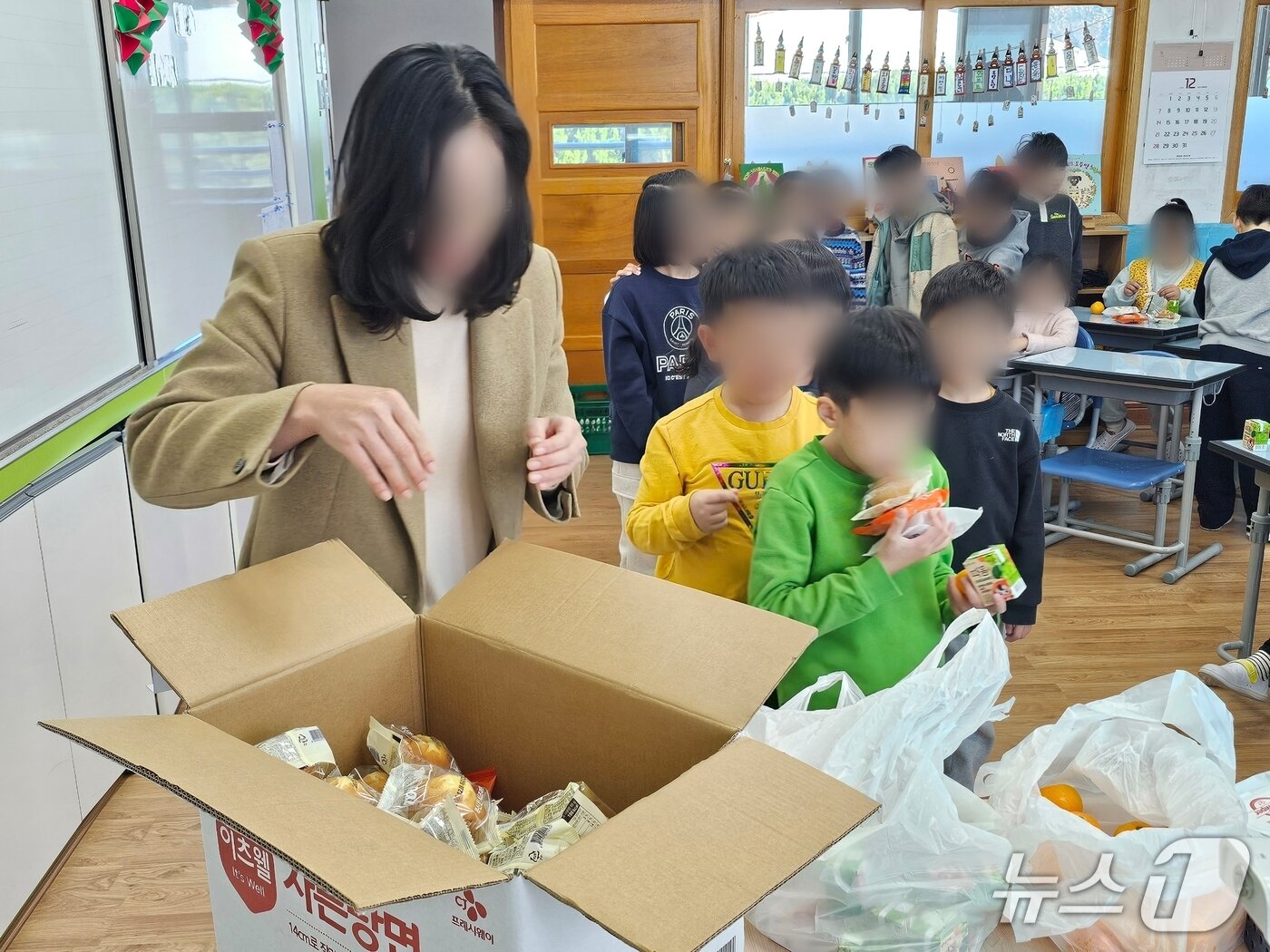 본문 이미지 - 전국학교비정규직연대회의가 영남권 총파업에 돌입한 5일 창원 용남초등학교의 한 교실에서 교사가 학생들에게 대체 급식을 나눠주고 있다. 2025.12.5 ⓒ 뉴스1 박민석 기자