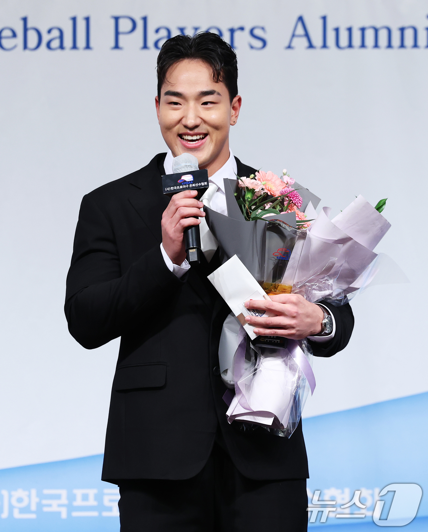 (서울=뉴스1) 오대일 기자 = 5일 서울 강남구 리베라호텔에서 열린 한국프로야구 은퇴선수협회 2025 '최고의 선수상' 시상식에서 '최고의 신인상'을 수상한 안현민(KT 위즈)이 …