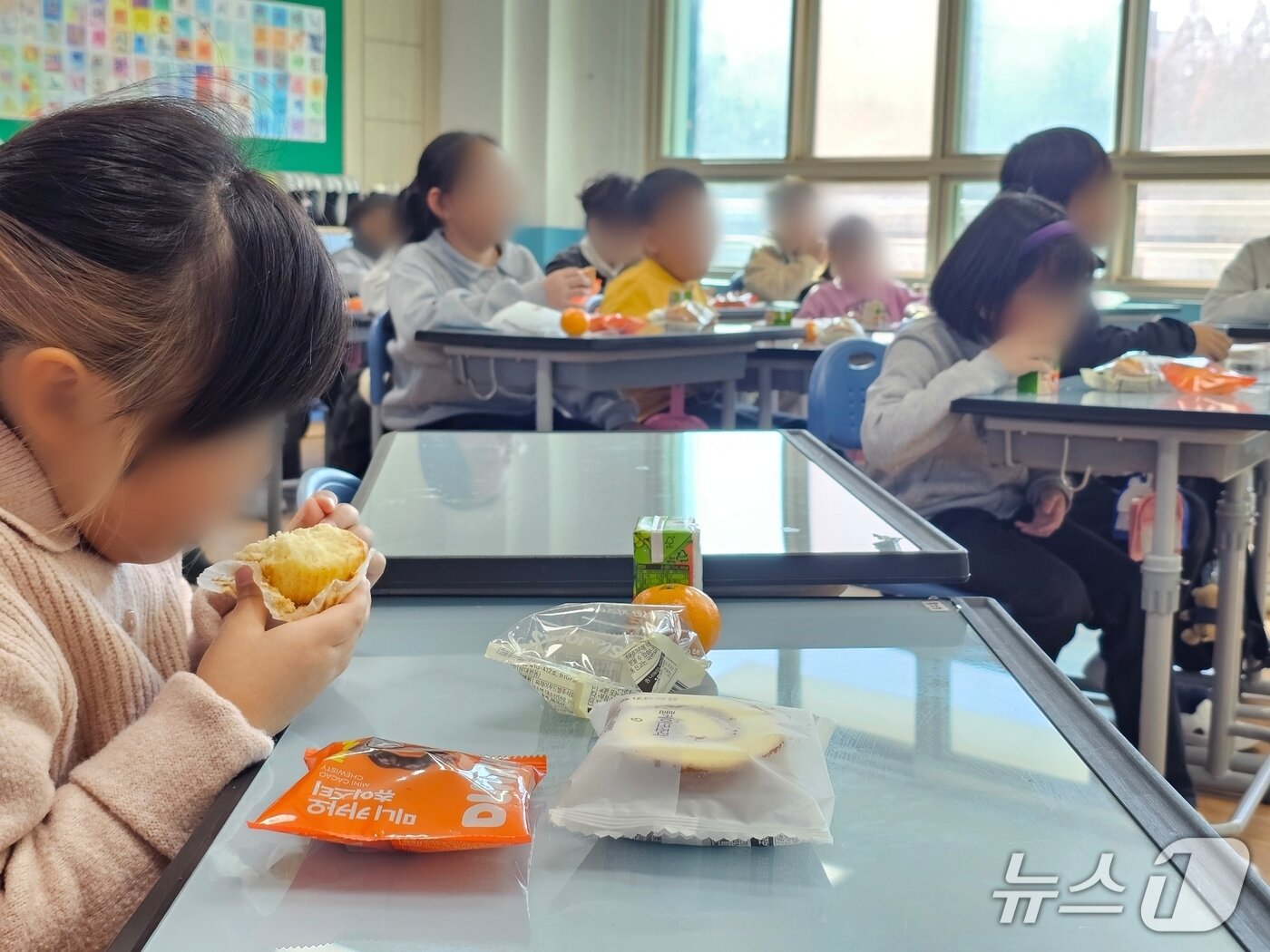 본문 이미지 - 전국학교비정규직연대회의가 영남권 총파업에 돌입한 5일 창원 용남초등학교의 한 교실에서 대체 급식이 이뤄지고 있다. 2025.12.5 ⓒ 뉴스1 박민석 기자