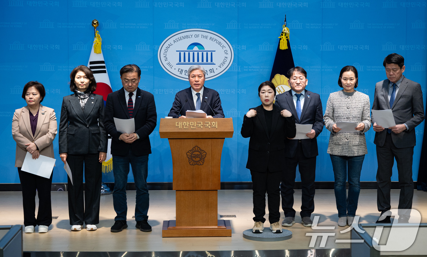 (서울=뉴스1) 유승관 기자 = 서왕진 조국혁신당 원내대표를 비롯한 의원들이 5일 서울 여의도 국회 소통관에서 내란전담재판부 설치법안 관련 기자회견을 하고 있다. 2025.12.5 …