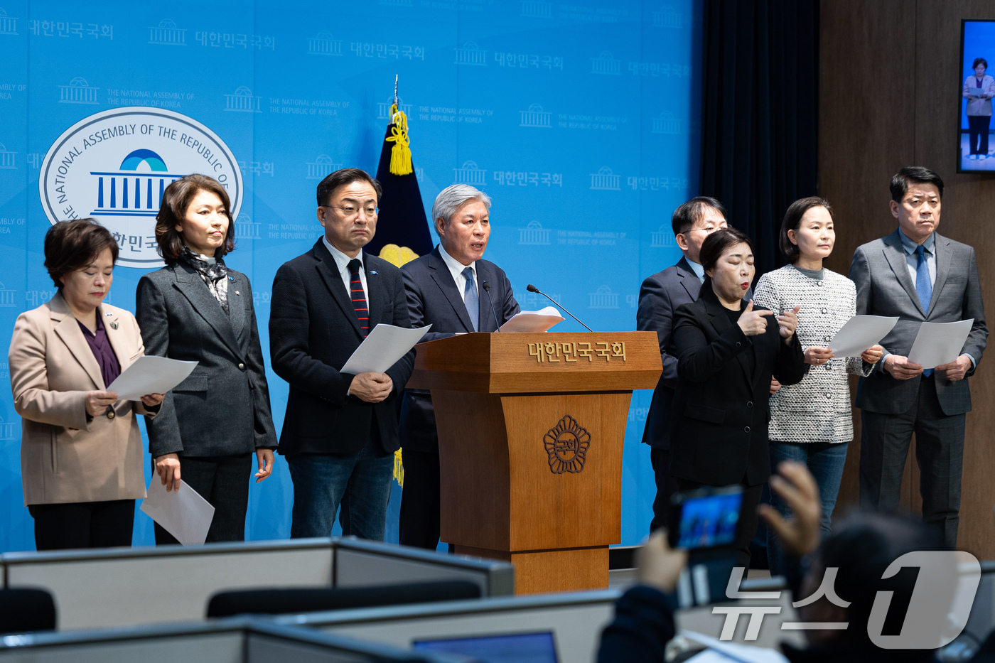 (서울=뉴스1) 유승관 기자 = 서왕진 조국혁신당 원내대표를 비롯한 의원들이 5일 서울 여의도 국회 소통관에서 내란전담재판부 설치법안 관련 기자회견을 하고 있다. 2025.12.5 …