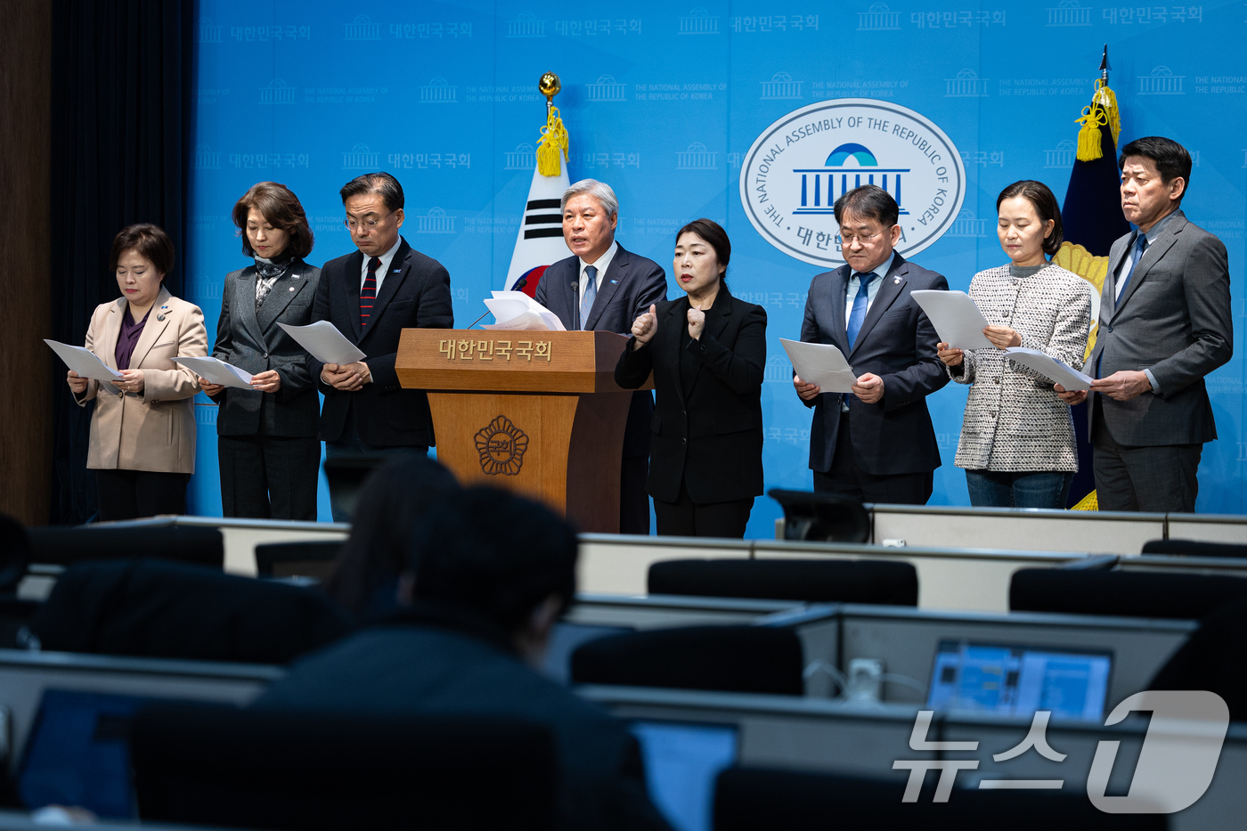 (서울=뉴스1) 유승관 기자 = 서왕진 조국혁신당 원내대표를 비롯한 의원들이 5일 서울 여의도 국회 소통관에서 내란전담재판부 설치법안 관련 기자회견을 하고 있다. 2025.12.5 …