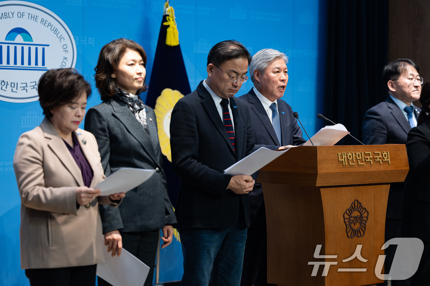 (서울=뉴스1) 유승관 기자 = 서왕진 조국혁신당 원내대표를 비롯한 의원들이 5일 서울 여의도 국회 소통관에서 내란전담재판부 설치법안 관련 기자회견을 하고 있다. 2025.12.5 …